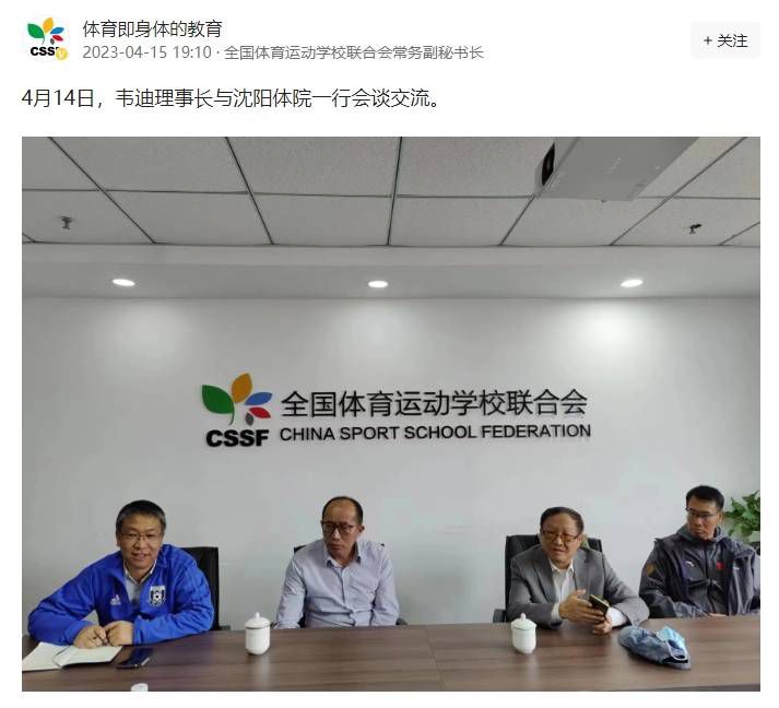 美女张开腿露出尿口